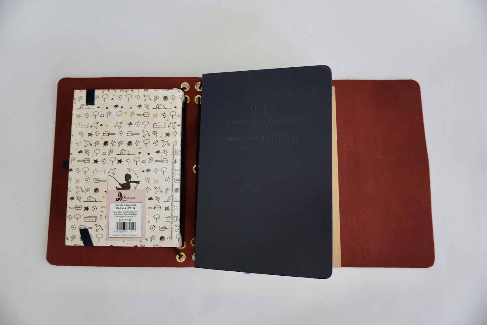 Interior funda de cuero con cuadernos